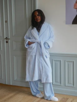 Robes><noscript><img width=