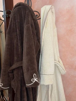 Robes><noscript><img width=