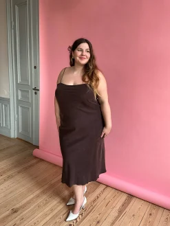 Dresses & Skirts>Djerf Avenue Dream Dress Midi Dark mocha