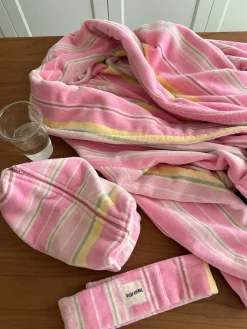 Robes><noscript><img width=