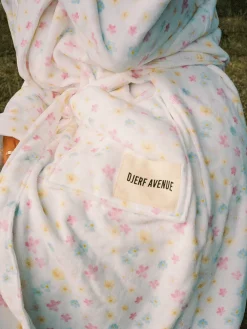 Robes><noscript><img width=